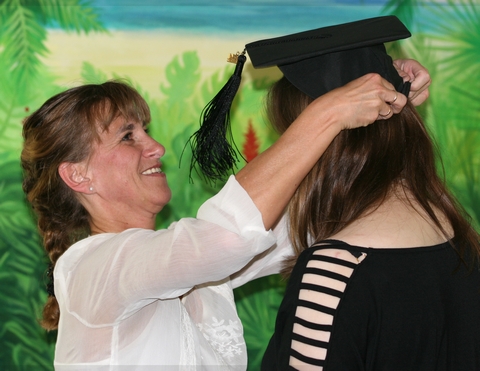 Ruth Funk überreicht den Doktorhut